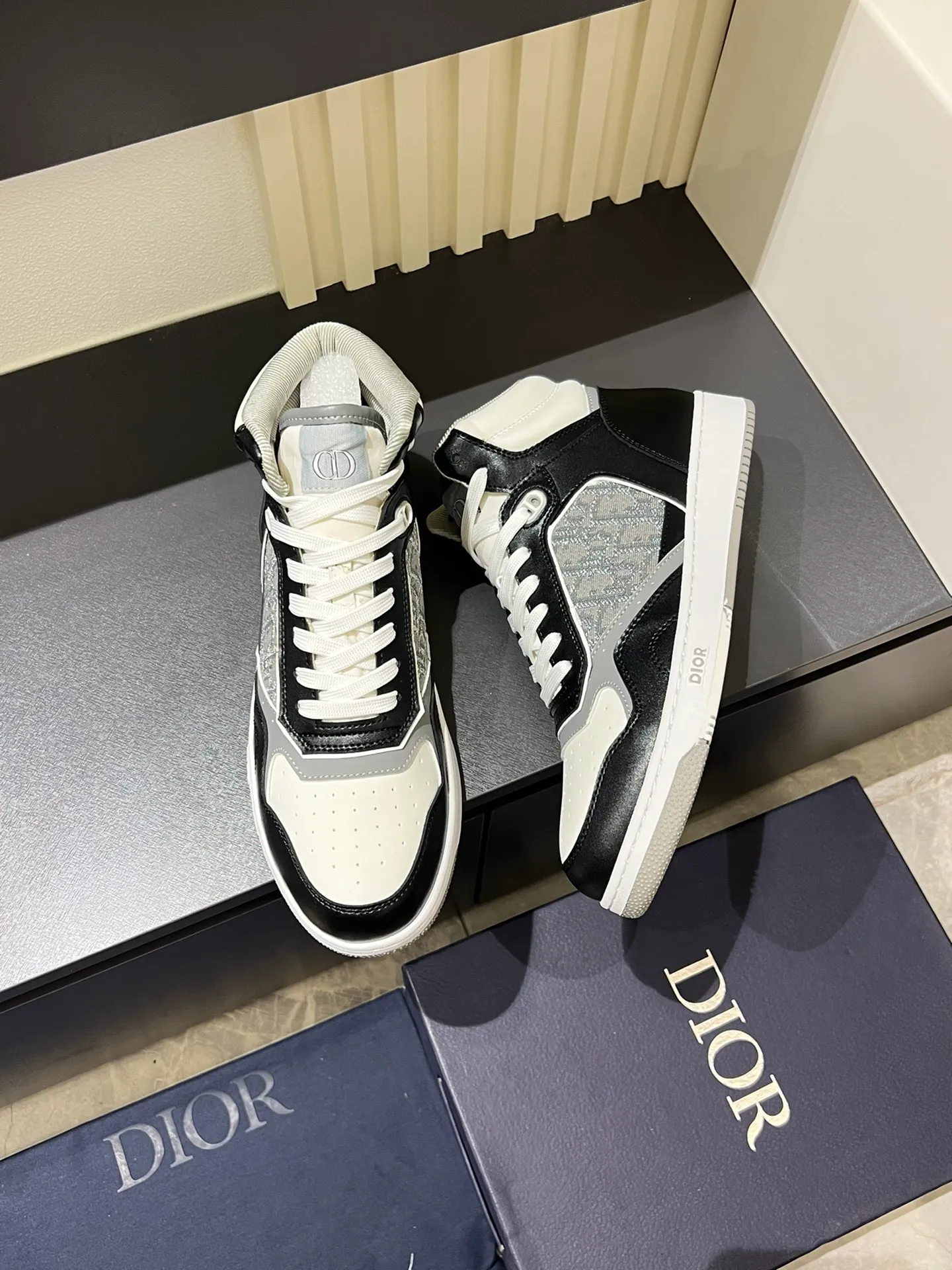 Men's shoes 💰p460 "Dio*" mid-top B27 casual sneakers. This B27 high-top sneaker is a new product in the series and continues Di*r's classic style. Crafted from gray and white smooth calf leather with beige and black Oblique print panels on the sides. The "CD Icon" shaped shoelace eyelets are clever and delicate, and the two-color rubber sole, rear collar and heel are all equipped with the brand's iconic details to enhance the style. Oblique printed straps at the ankle allow for an adjustable fit to complement the overall design. Fashionable and versatile, it can complement any look. Create an exquisite design with unique dynamic vitality and modern atmosphere, presented in low-top and high-top styles. This new must-have shoe adds a new dimension to Dior's archive heritage, embodying modern elegance. Purchase the original version and make it 1:1. If you need top quality, please come to me! Male 38-44!